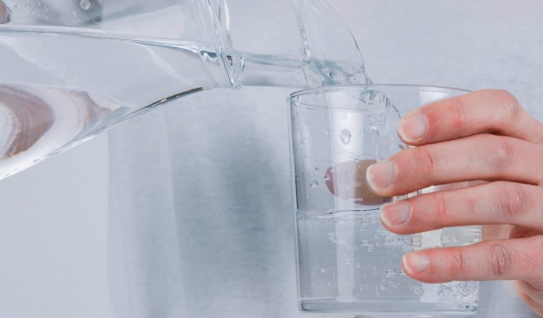 Consumir dos litros de agua proporciona al cuerpo múltiples beneficios, afirma IMSS Oriente
