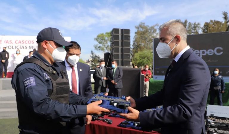 Entregan 200 armas y certificados de bachillerato a elementos de la Policía Municipal de Ecatepec