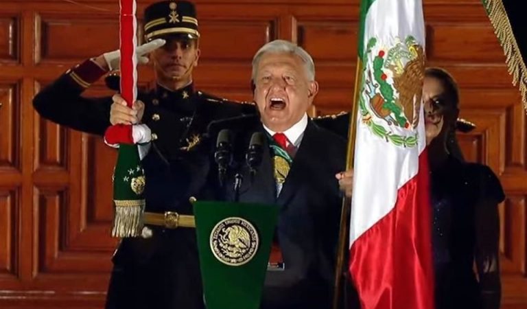 Da AMLO último grito; lo dedica a la 4T