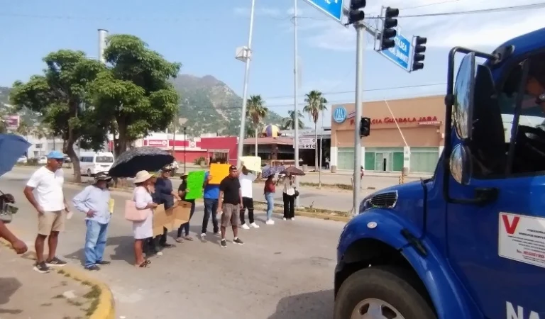 Bloquean bulevar de las Naciones, en Acapulco; exigen aclarar censo